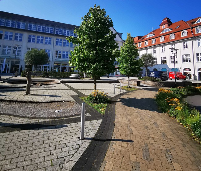 Marktplatz in Bergneustadt mit dem Gebäude des Firmensitzes